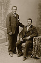Siddende m&aring;ske Sonnich Thomsen